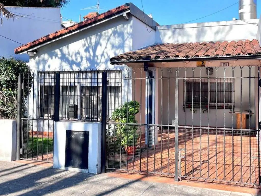 Impecable casa desarrollada en un planta, 3 dorm, 2 baños, gran jardín