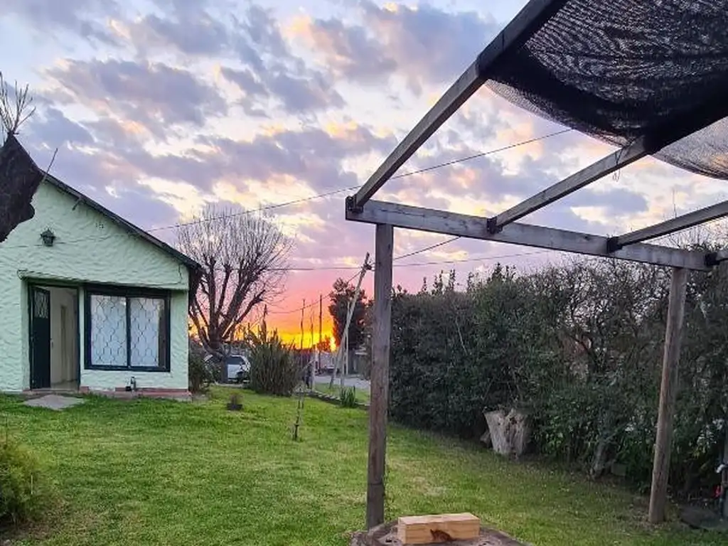 Casa a pocas cuadras de la estación, con local a la calle!