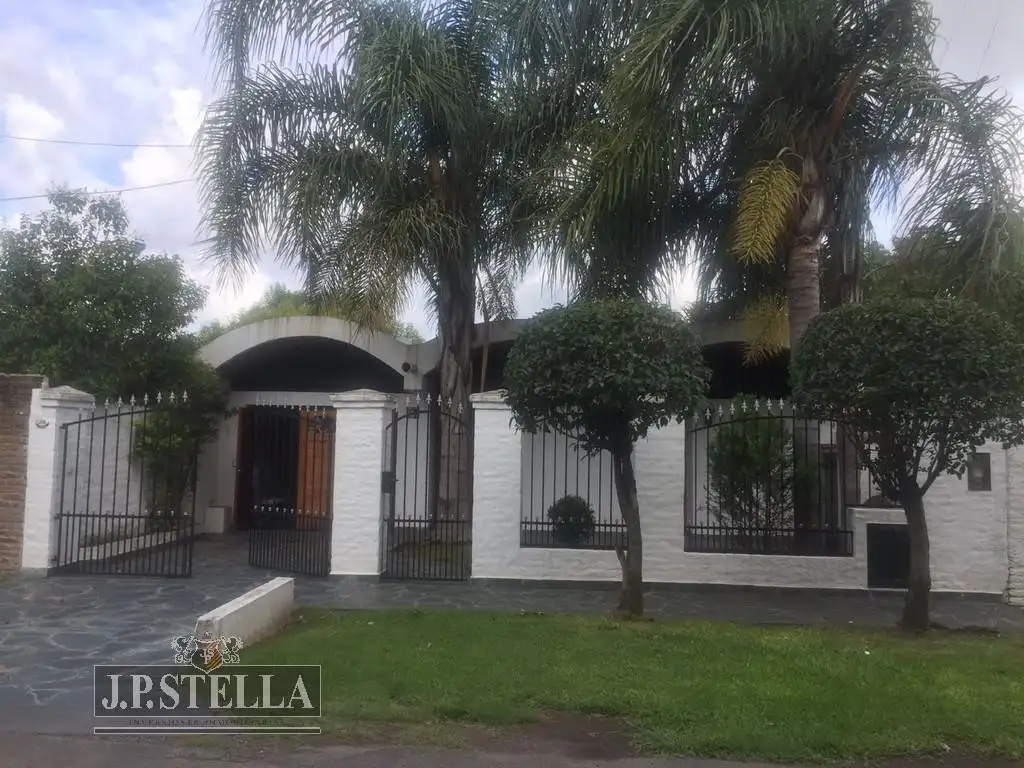 Casa 4 Ambientes C/cochera p/ 2 autos - Quincho - Pileta - Parque - Villa Luzuriaga