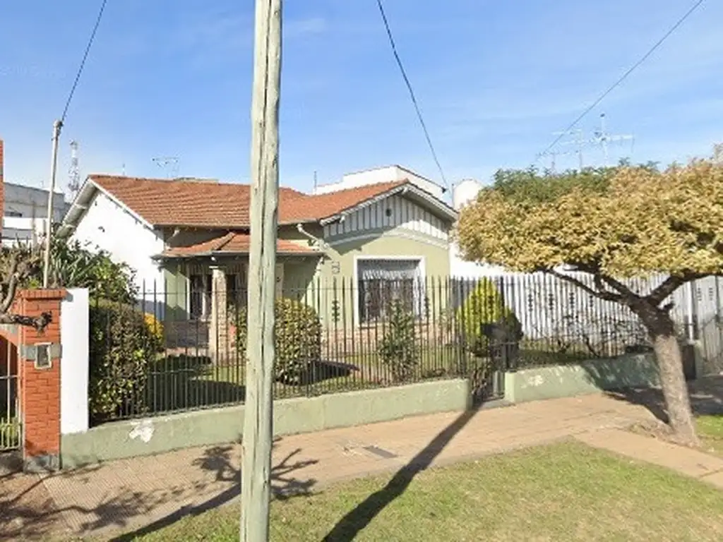 CASA EDIFICADA SOBRE LOTE DE 440 MTS. MUY BIEN UBICADA, ADEMAS POSEE UN DEPARTAMENTO DE 2 AMB.