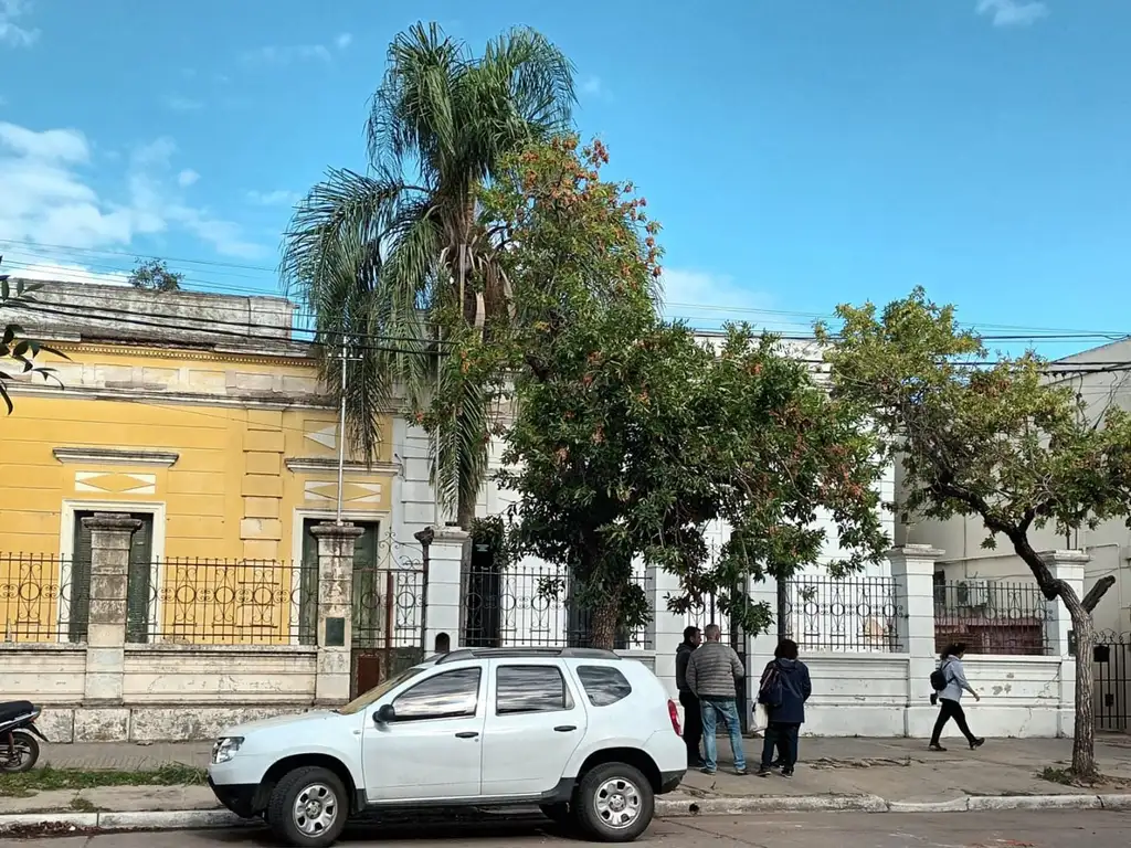 Casa céntrica con local (pueden ser 2) en Gálvez