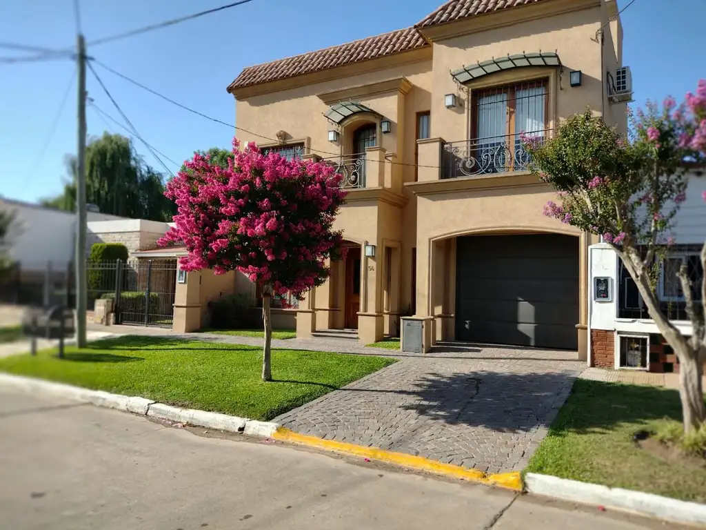 MODERNA CASA EN VENTA EN MARCOS PAZ