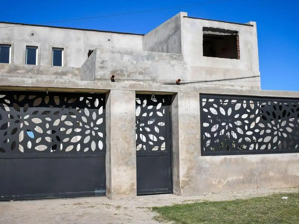 CASA EN VENTA/PERMUTA  - 2 DORMITORIOS - PLANTA ALTA A TERMINAR -LOS TRONCALES