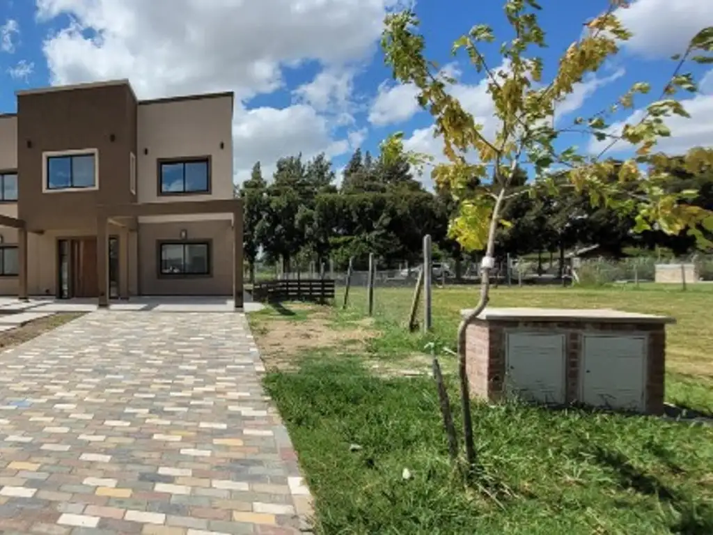 CASA EN VENTA  5 AMB. EN BARRIO  SAN FELIPE-CANNING