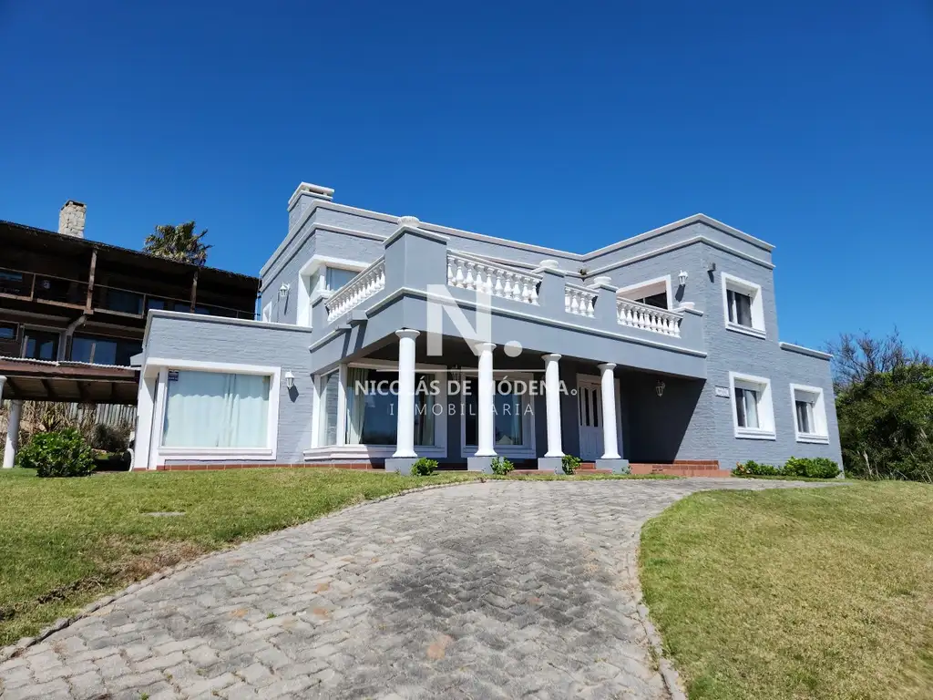 HERMOSA CASA EN  PUNTA BALLENA,  VISTA AL MAR