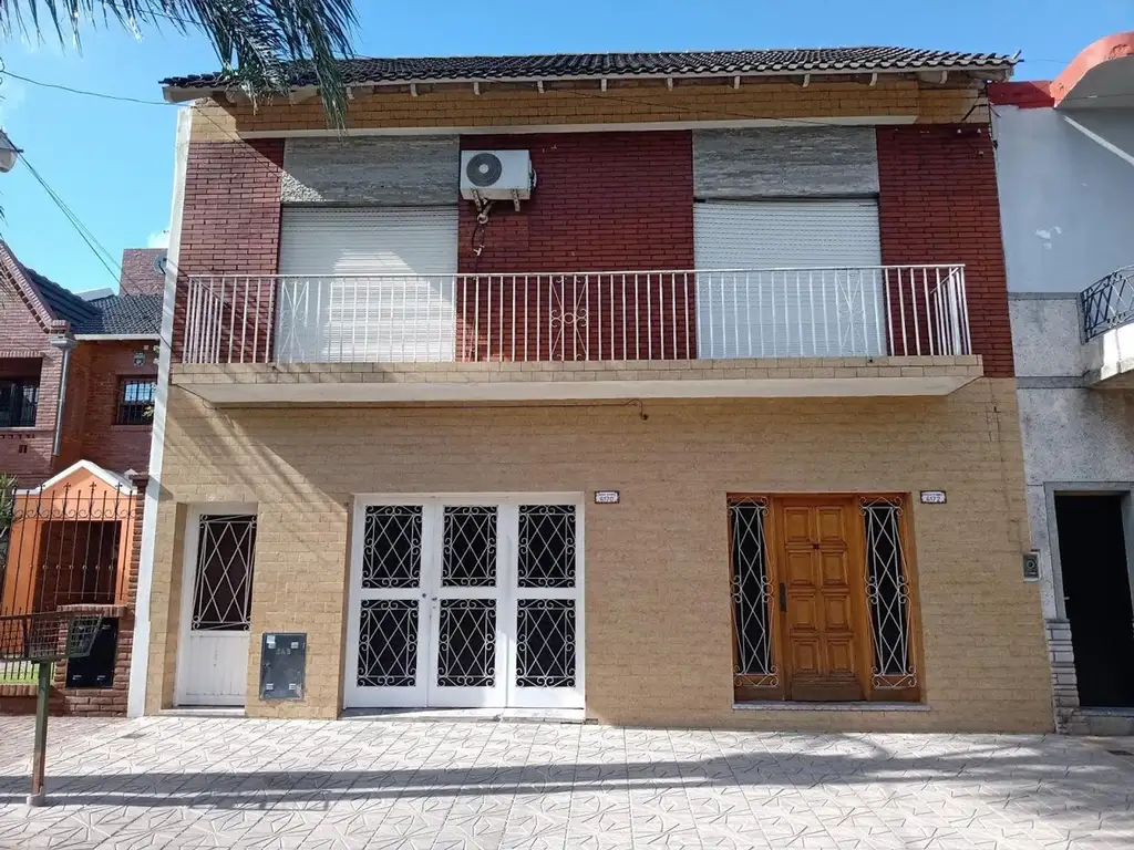 casa de 5 amb.  con cocheras para varios auto y fondo libre