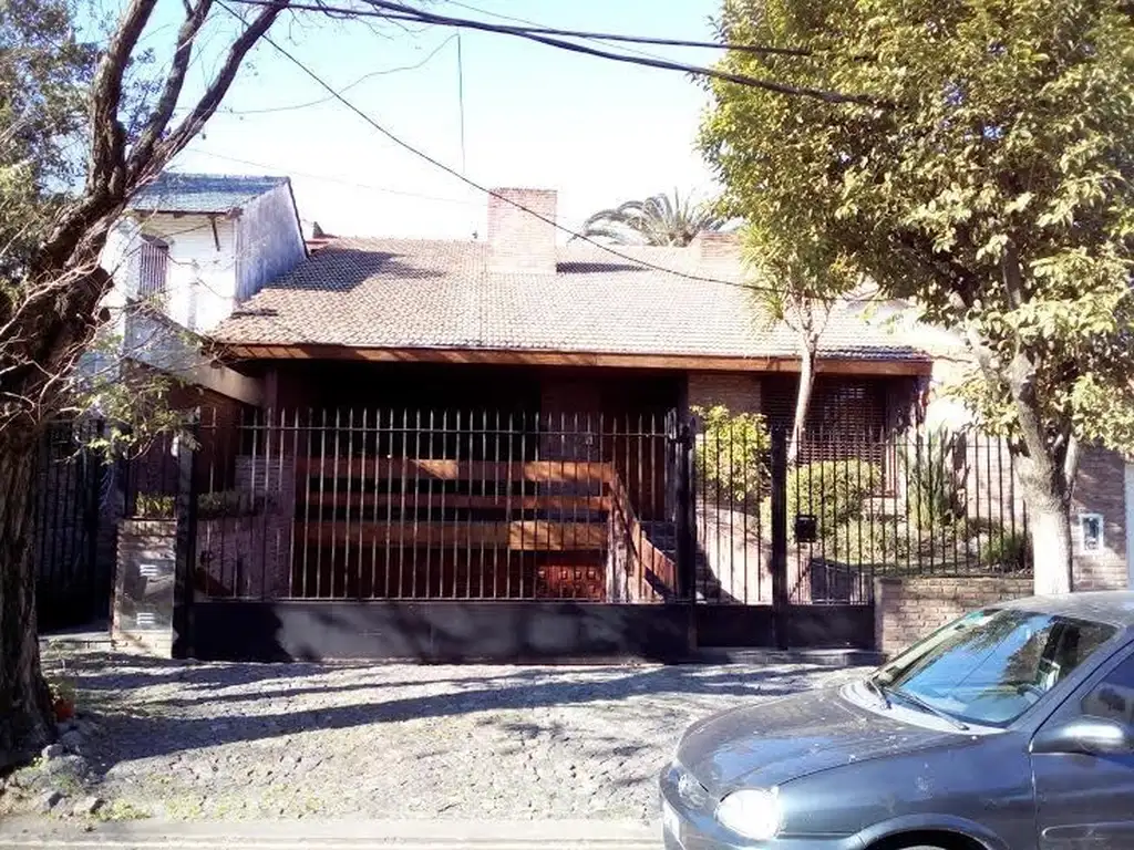 EXCELENTE CASA EN PUNTA CHICA. CON MATERIALES DE CALIDAD  KENNEDY AL 300 ,440 MTS.CUBIERTOS