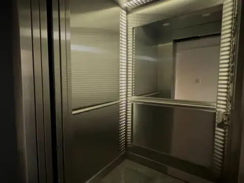 Oficina a estrenar en venta. Cocina y baños. 140m2 en una planta.