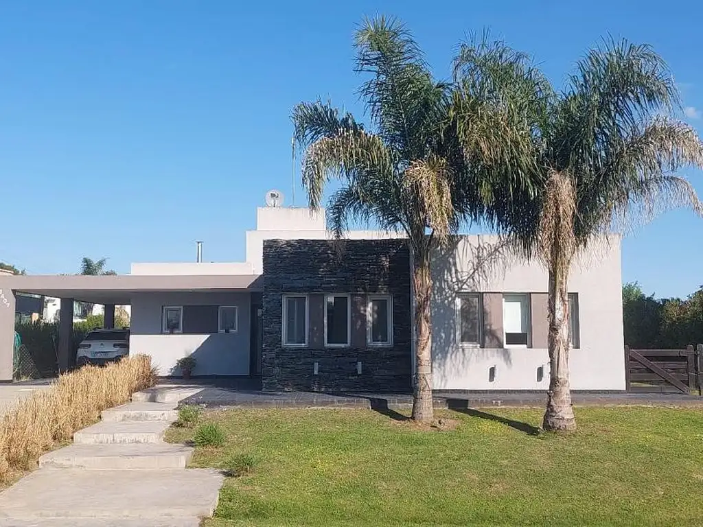 Casa de 3 dormitorios, con jardín parquizado y piscina.