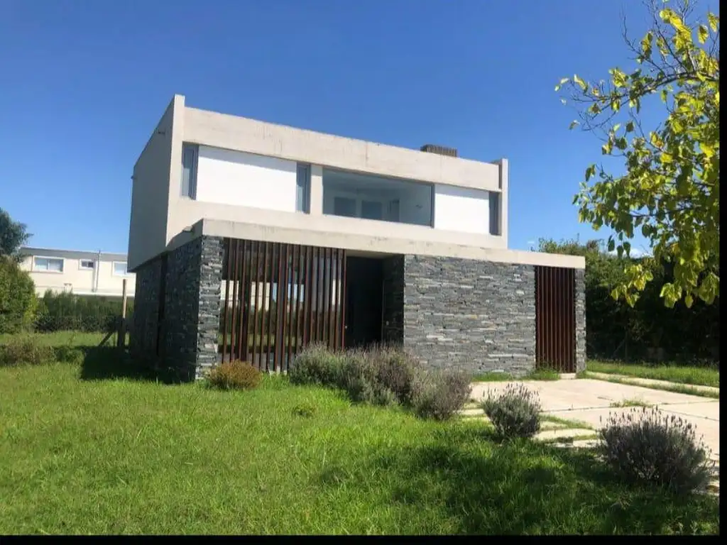 Casa en  Alquiler / Venta en el Barrio Canton Norte