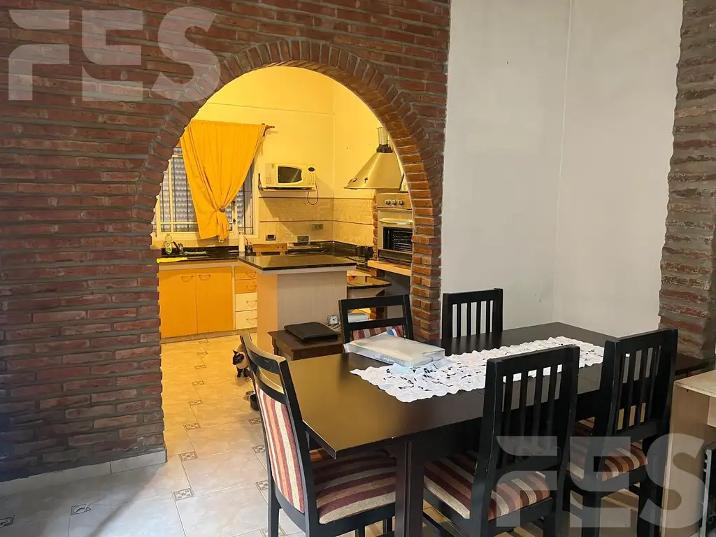 Casa 3 ambientes en Caseros, con quincho, balcon y terraza