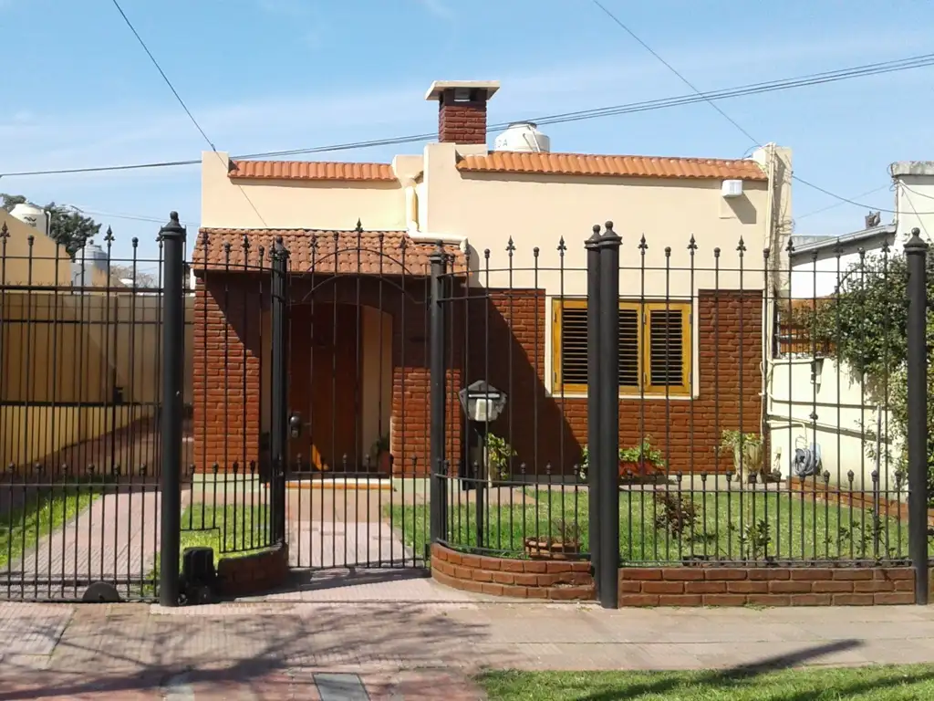 CASA EN MUY BUENA UBICACION