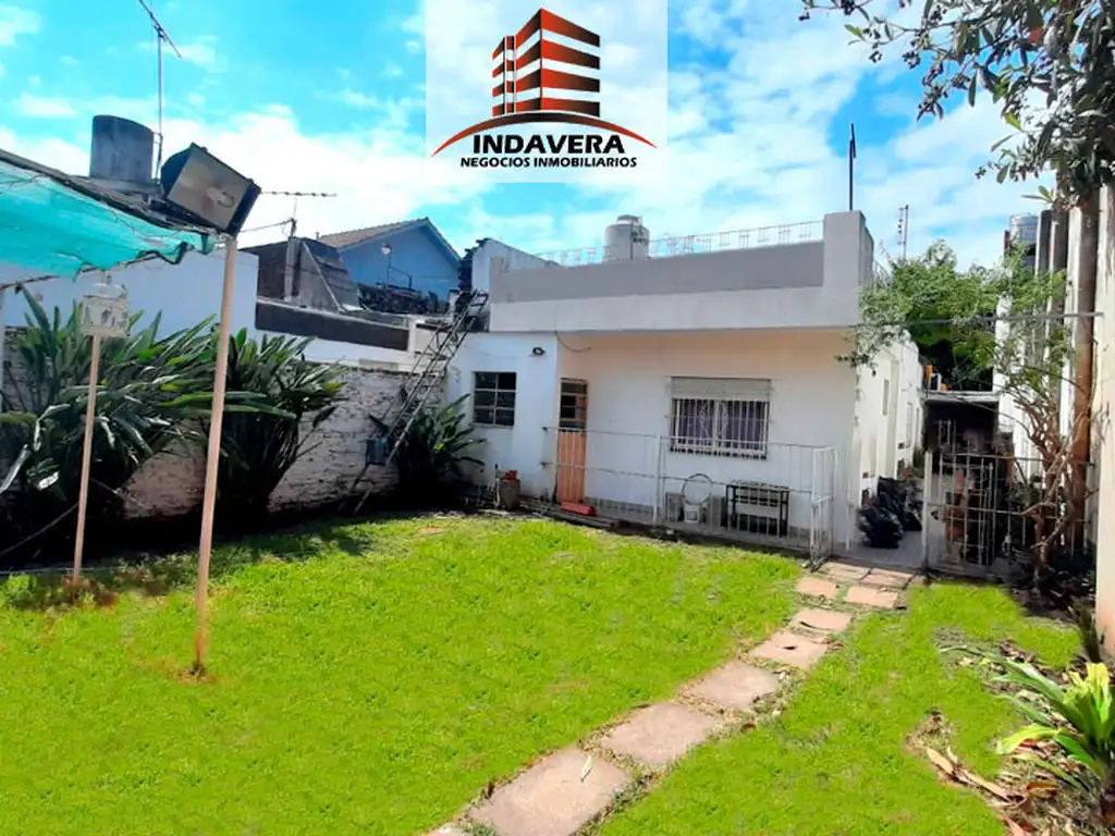 EXCELENTE CASA DE 4 AMB CON GRAN JARDIN, QUINCHO, LOCAL AL FRENTE Y COCHERA - CASEROS