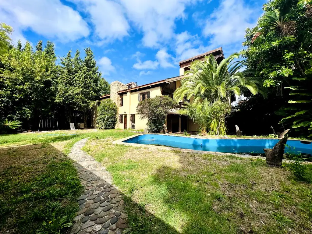 Casa en Alquiler - Martínez - Con Gran Jardín y Pileta!