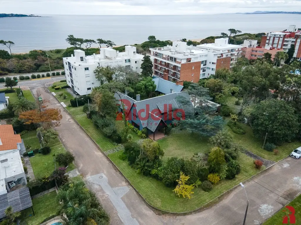 Venta de Casa 5 DORMITORIOS en Playa Mansa, Punta del Este