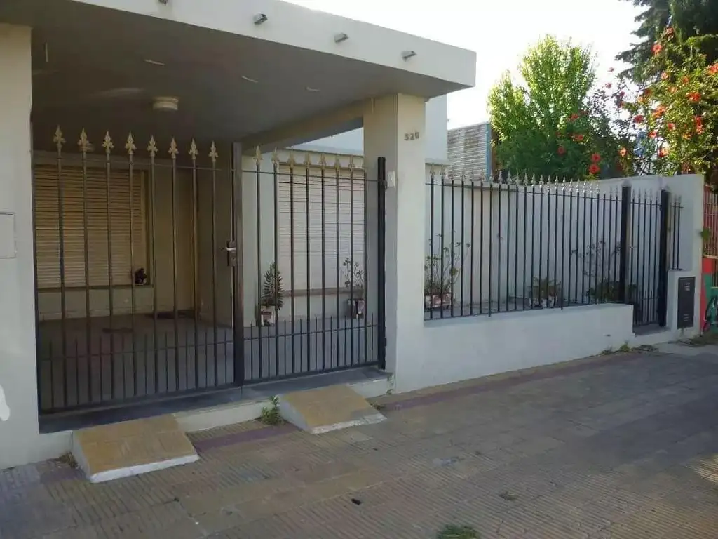 Casa en venta - 3 dormitorios 2 baños - Cochera - 183mts2 - Ensenada