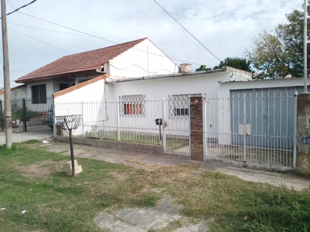 VENTA DE CASA DE 3 AMBIENTES CON GARAGE , JARDIN , PATIO Y L