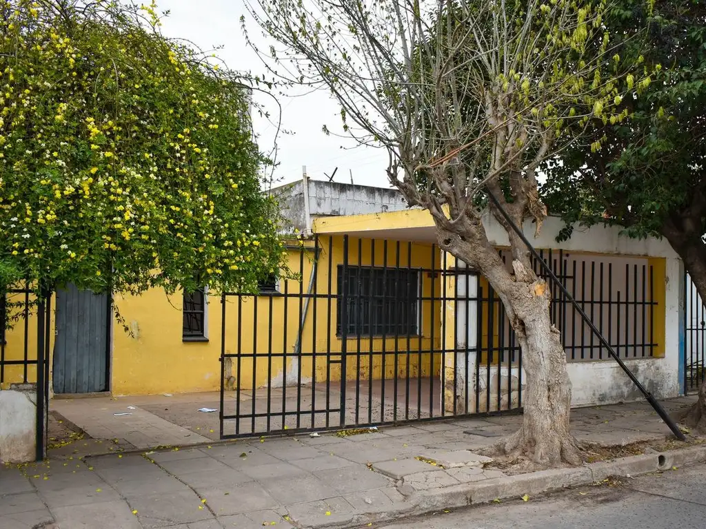 Casa 4 dormitorios  barrio Los Platanos