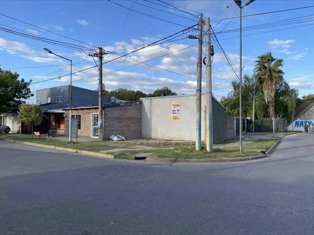 Casa de dos dormitorios y Local al frente