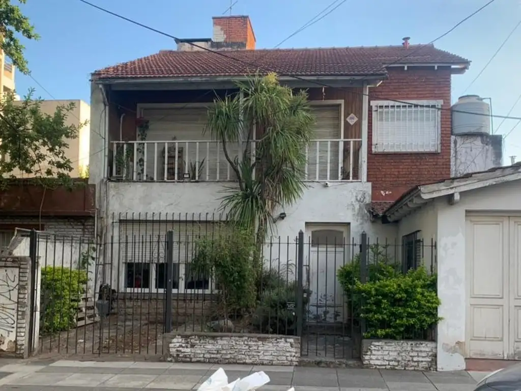 *CASA PH DE 3 AMB. EN N 1ER PISO POR ESCALERA, AL FRENTE