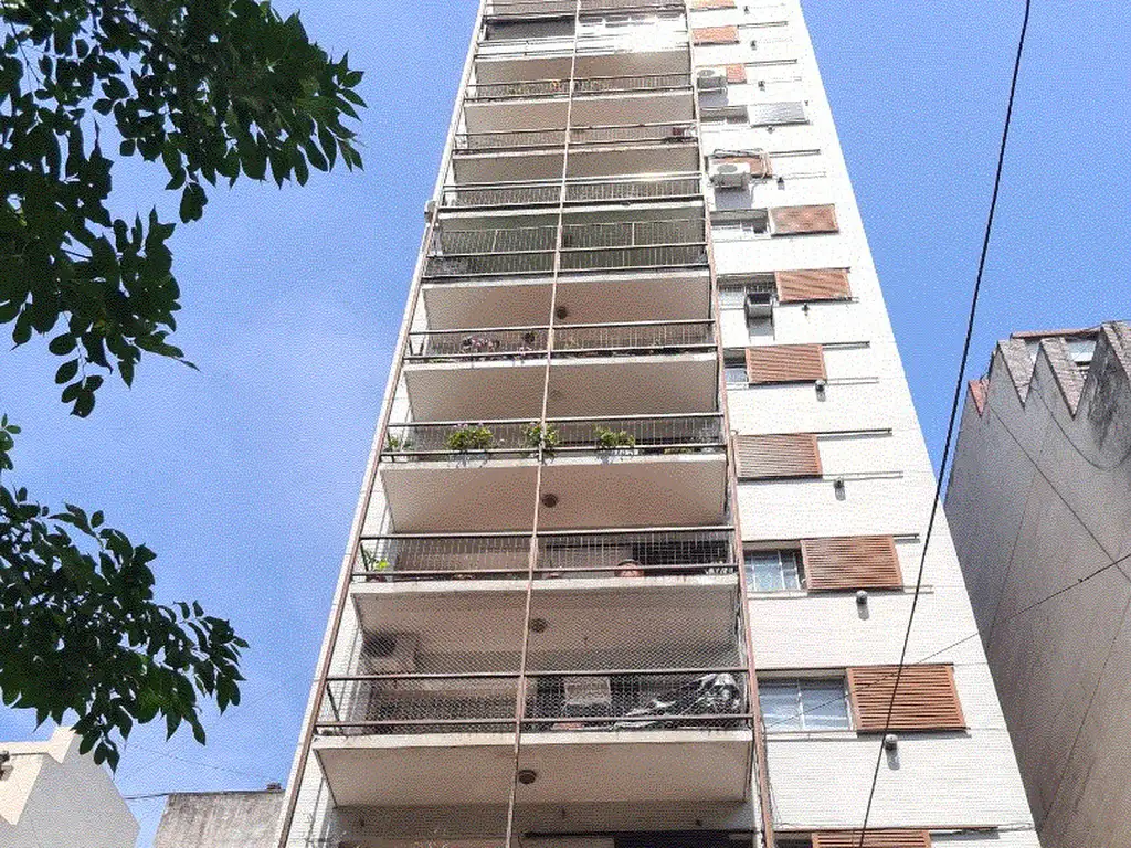 EXCELENTE UBICACIÓN-DEPARTAMENTO DOS DORMITORIOS-BALCON-AMPLIOS VENTANALES  AL NE-LAVADERO SEPARADO