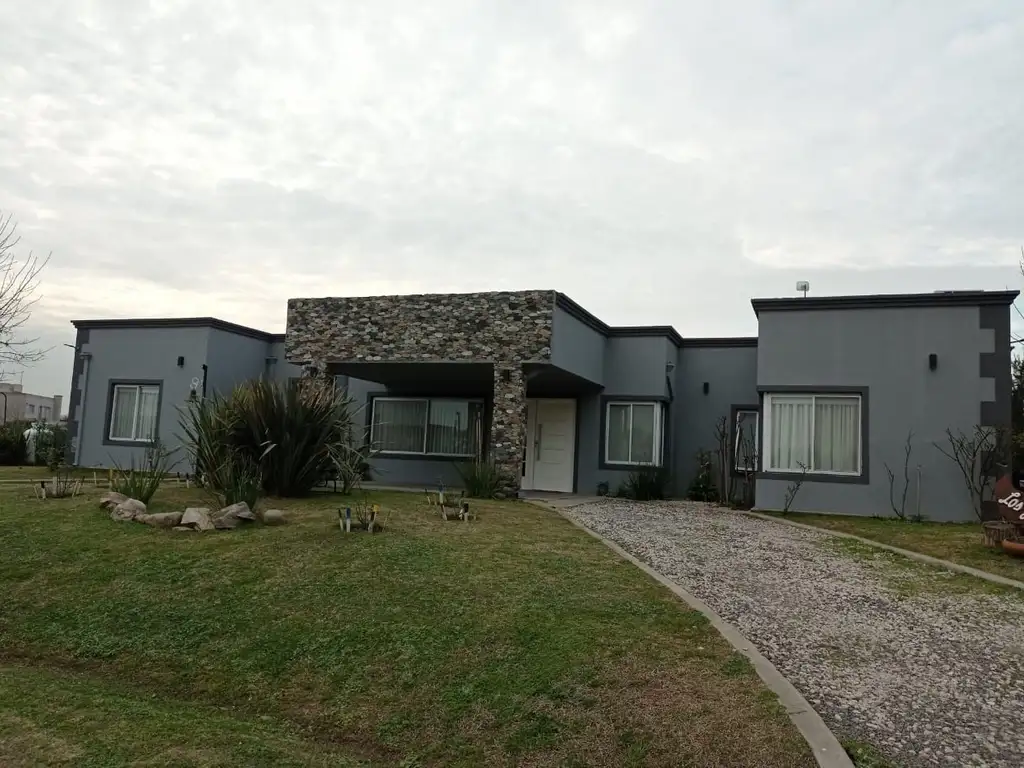 Venta Casa de 4 ambientes en Club de Campo Cruz del Sur