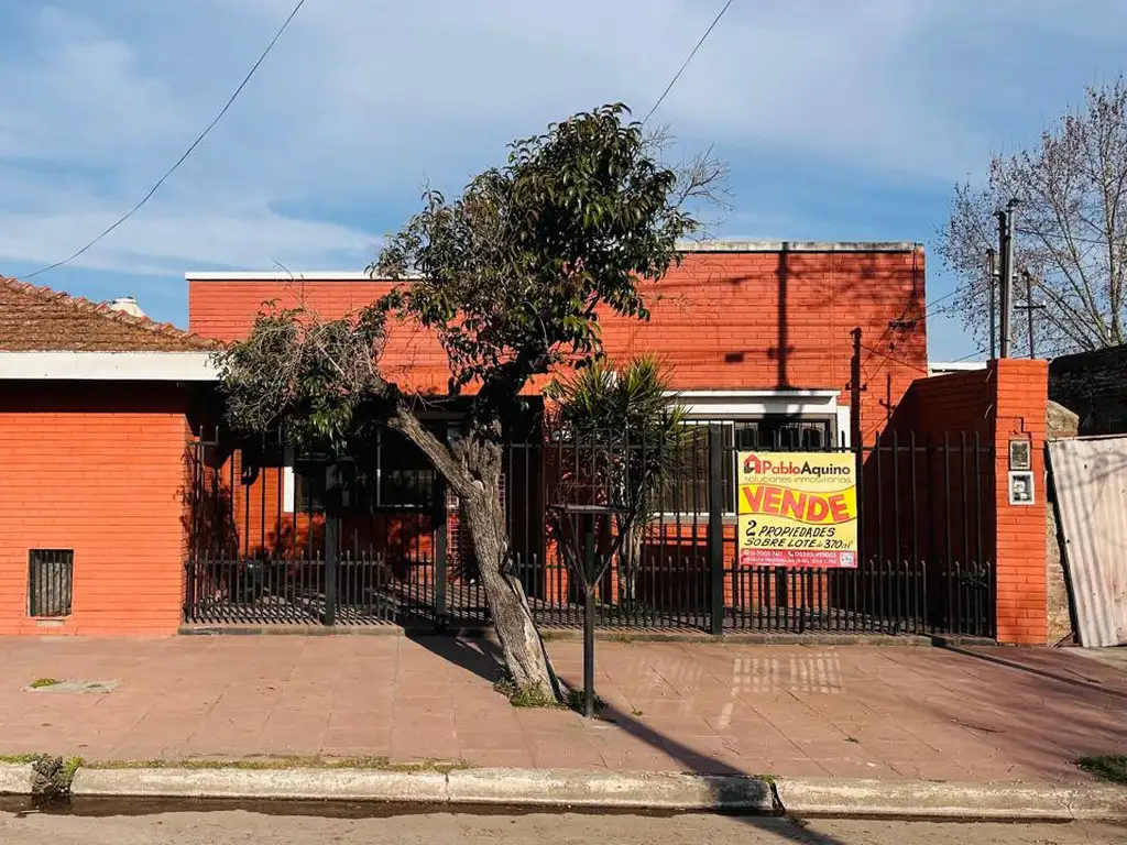 En venta amplia propiedad de 4 ambientes + dpto de 3 ambientes atrás en B° Santa Paula.