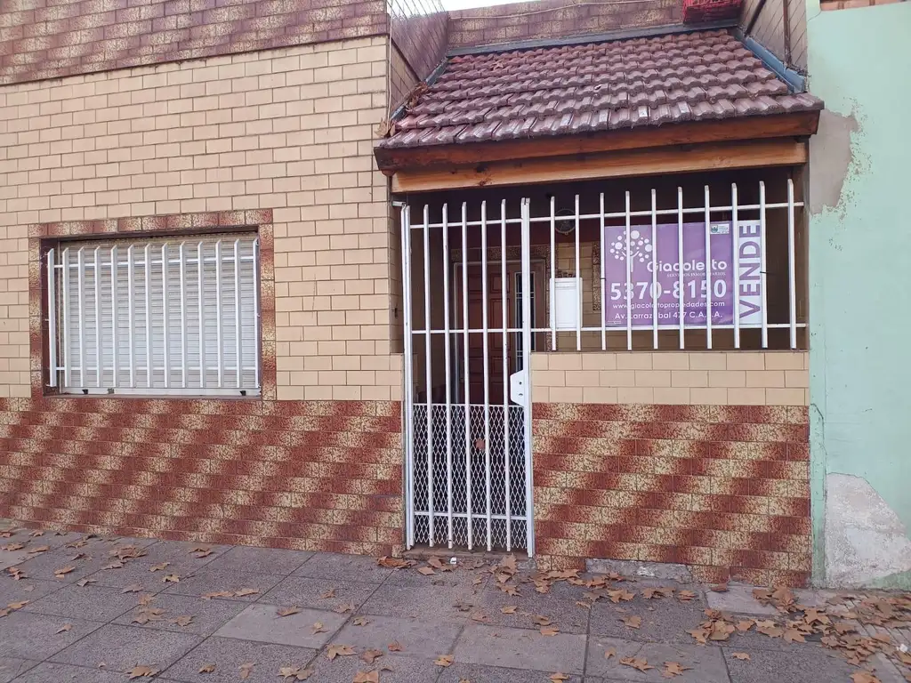 Casa a refaccionar con patio y terraza. Lote propio