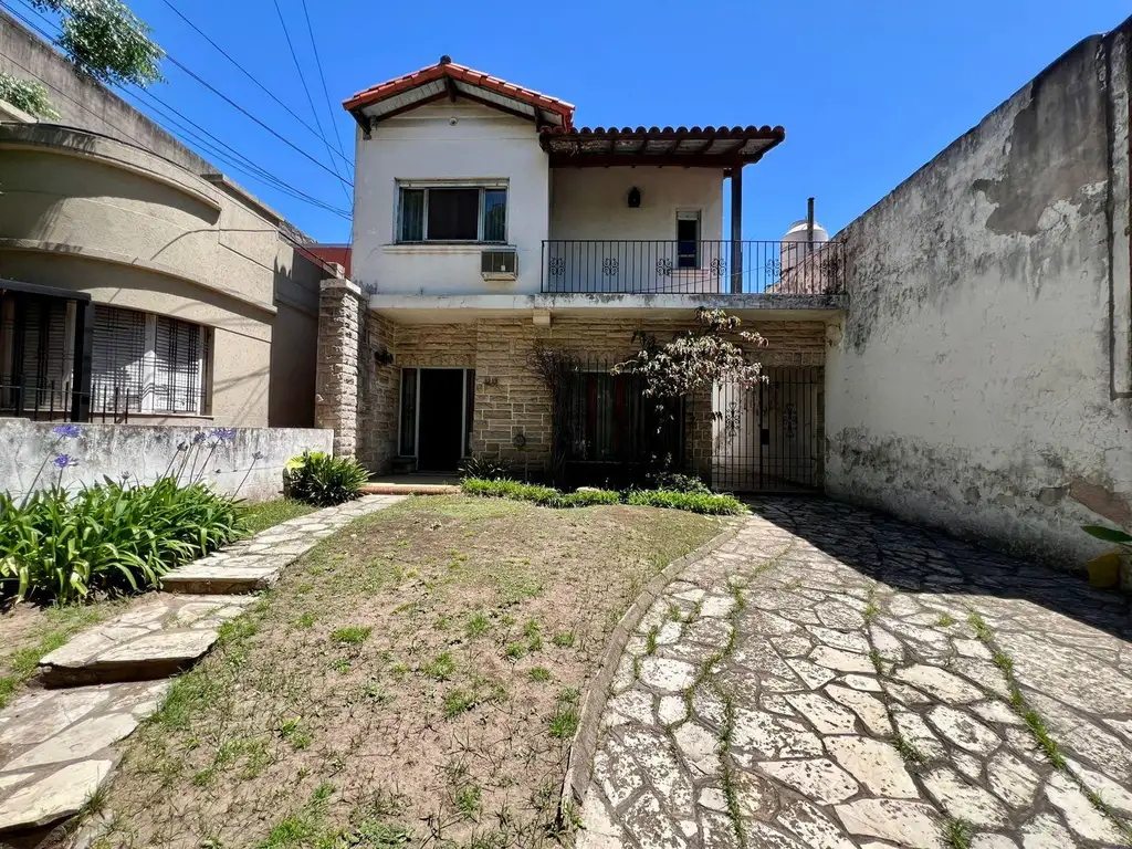 CASA EN INMEJORABLE UBICACIÓN - TERRENO 8,66X56,20 - GRAL, LAS HERAS 3200