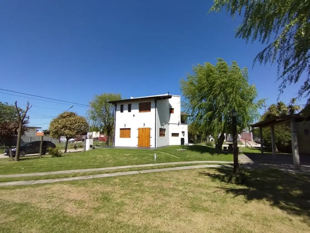 HERMOSA CASA EN VENTA CON GRAN PARQUE BARRIO FARO NORTE