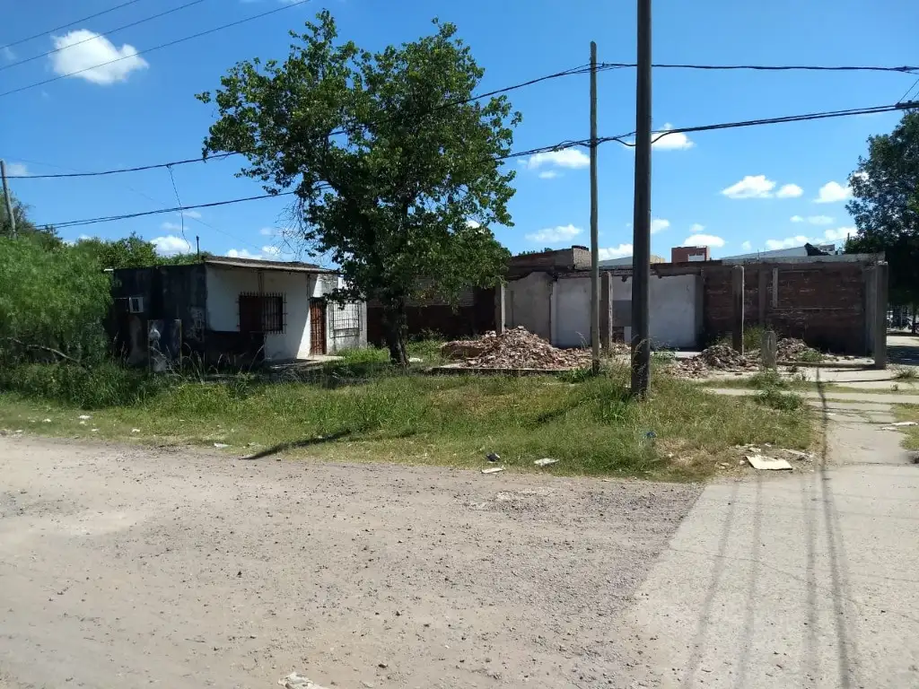 Terreno de 10 x 40 m, en la intersección de Av. San Martin y Fortín Aguilar