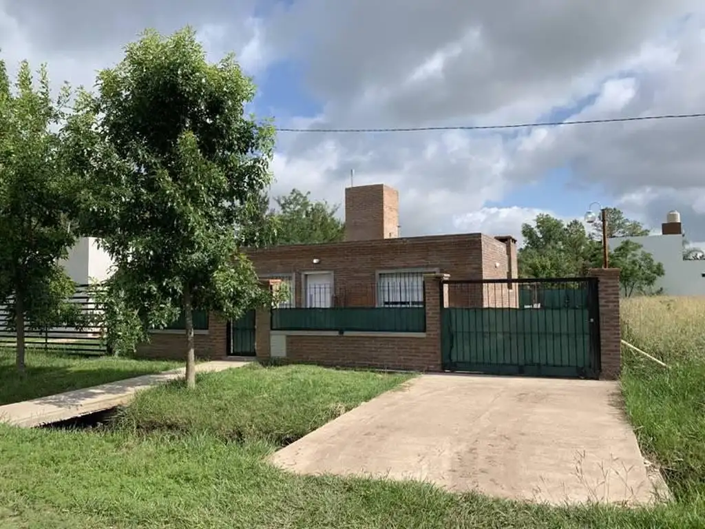 Casa 2 dormitorios con pileta en zona arbolada Roldan