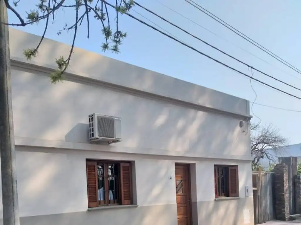 Casa con amplio terreno en barrio 9 de Julio