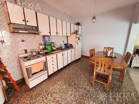 Venta de casa de 3 ambientes con local y galpon en Avellaneda