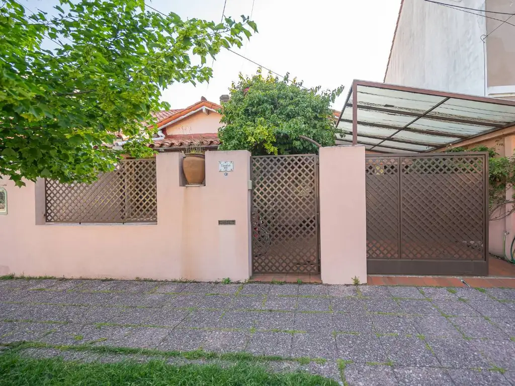 Excelente casa desarrollada en planta baja, jardin