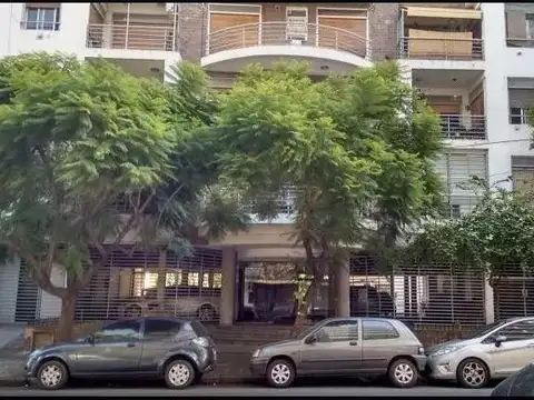 Cochera Grande, Fija y Cubierta en Planta Baja. Colegiales