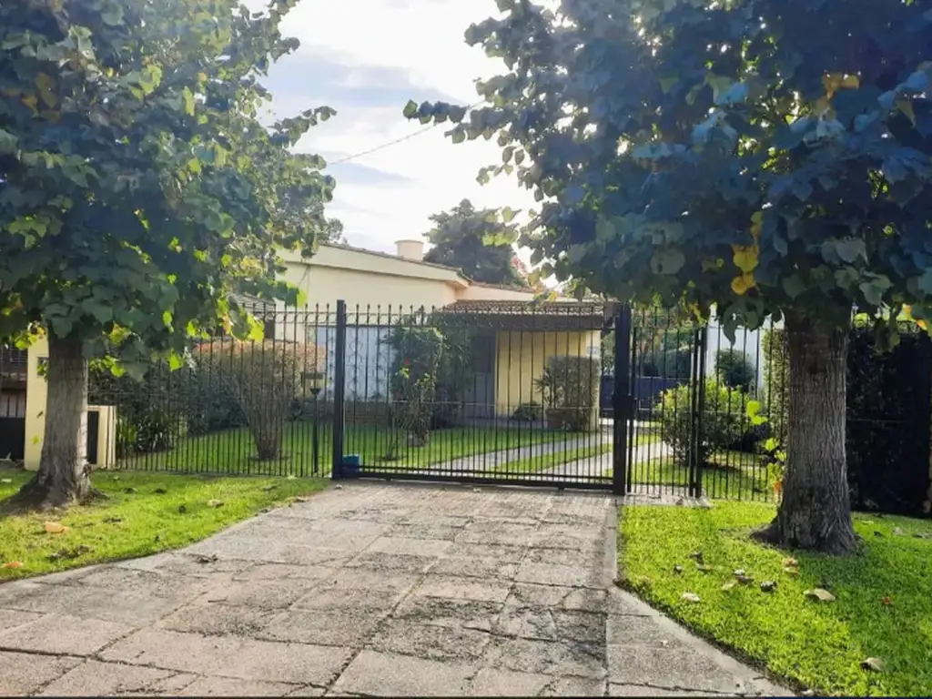 CASA DE 3 AMBIENTES DE SOLIDA CONSTRUCCIÓN EN PARQUE LELOIR, ITUZAINGO (3384)