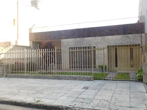 Casa 4 ambientes en Ramos Mejía- Lote 10 x 30 mts