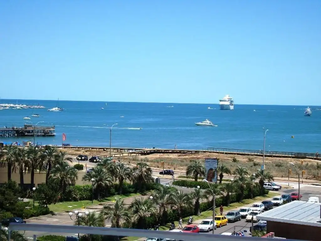 EDIFICIO DE CATEGORIA EN LA CUADRA DE ORO, AL LADO DEL HOTEL CONRAD. 2 SUITES, 3 BAÑOS. VISTA AL MAR