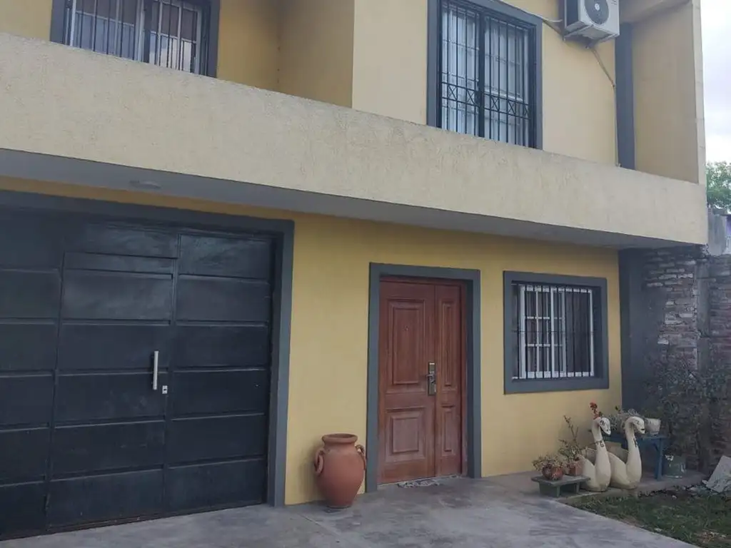 Ideal 2 familias Casa en venta 5 ambientes Bernal