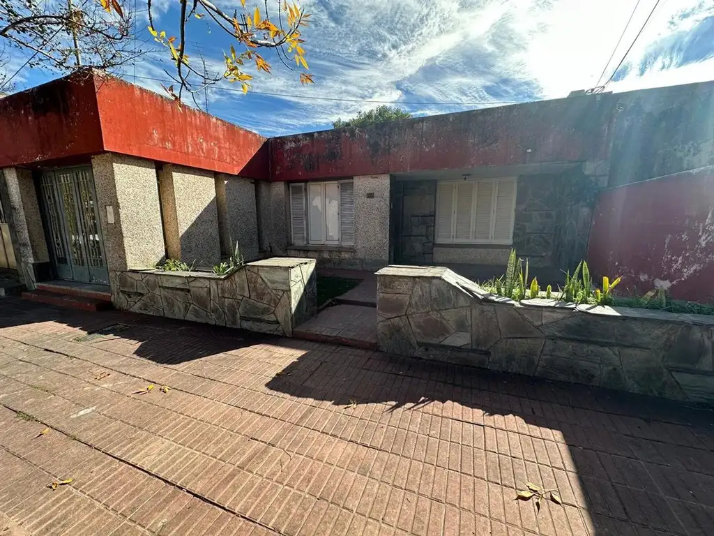 VENTA/CASA/CON COCHERA/A REFACCIONAR/RAFAELA