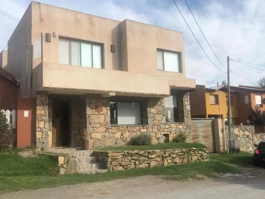 Casa en venta - 3 dormitorio 4 baños - 240mts2 - Tandil