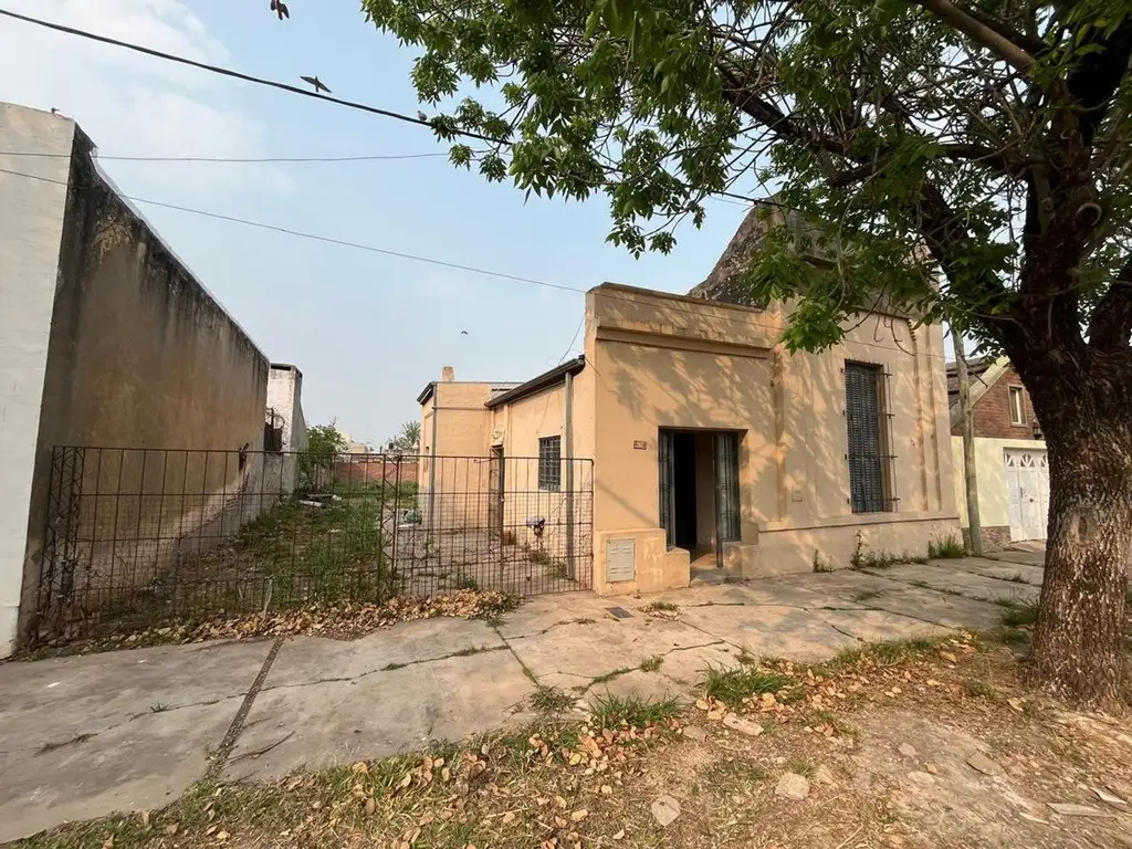 VENTA CASA A REFACCIONAR GRAN TERRENO ZONA CENTRO