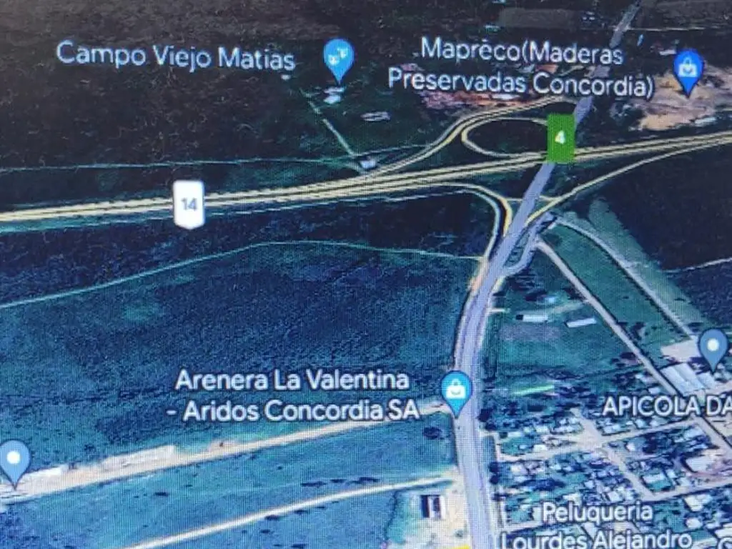 Hectárea sobre ruta acceso a Concordia, con servicios.