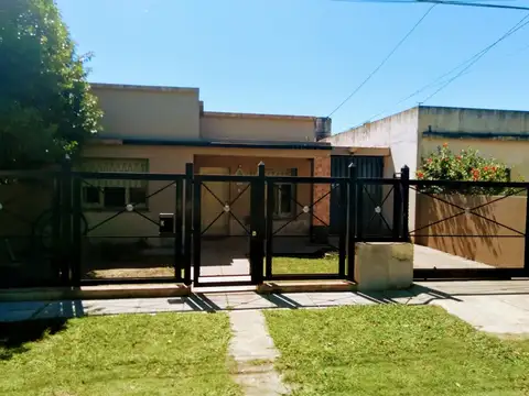 Venta de casa con departamento muy buen estado