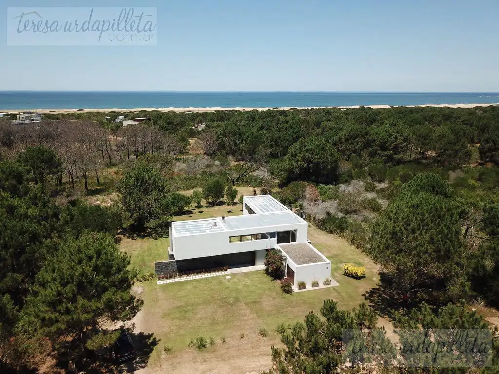 Casa de 400 m2 sobre 2600 en Arenas de José Ignacio Punta del Este