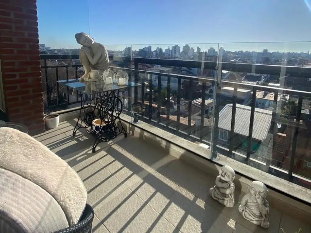 Departamento en Venta. 3 amb. Terraza propia. Cochera.