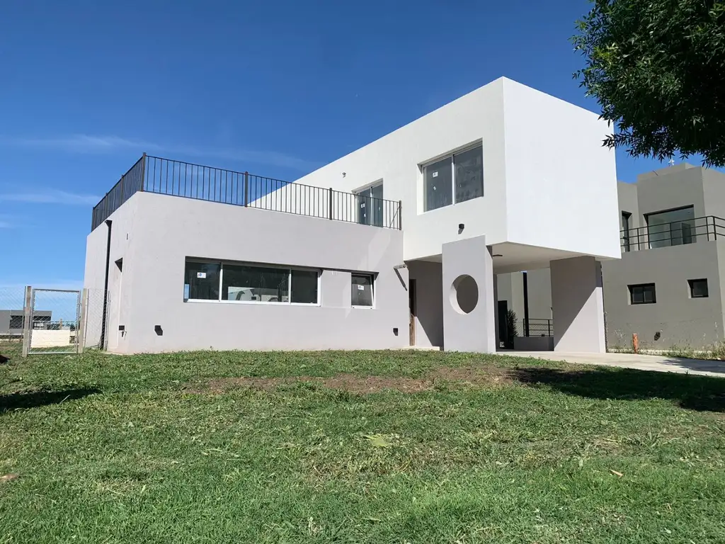 Casa en Venta a Estrenar 4 Amb. con Pileta en Santo Tomas