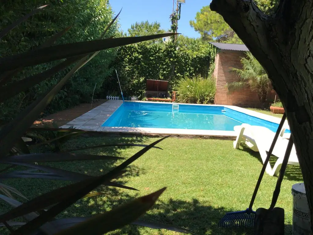 VENTA CASA FUNES AMPLIO JARDIN ARBOLADO PISCINA