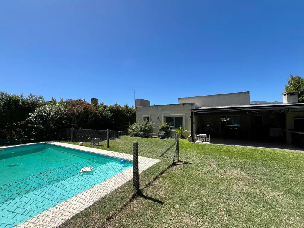 Casa en una planta con pileta en Bº San Rafael, Villanueva